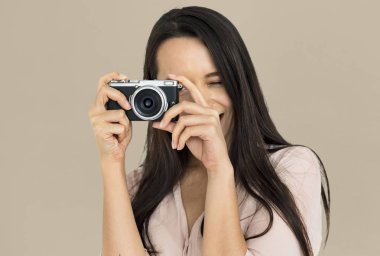 Stüdyoda genç bir kadın 