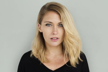 Studio neşeli beyaz kadın