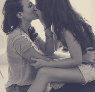 lezbiyen çift öpüşme