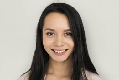 Stüdyoda genç bir kadın 