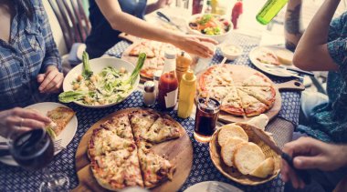 Pizza Yiyen Arkadaşlar