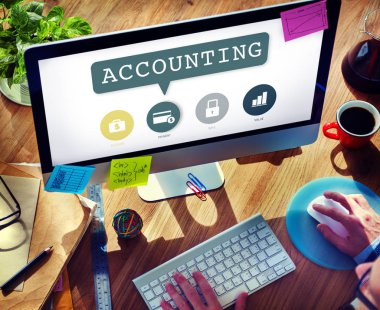 Bilgisayarda çalışan iş adamı