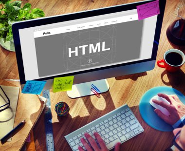 Bilgisayarda çalışan iş adamı