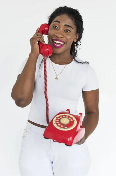 Afrikanerin telefoniert — Stockfoto