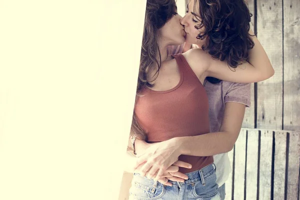 Lesbisches Paar küsst — Stockfoto