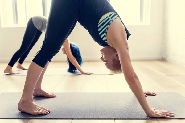 Yoga pratik egzersiz yapmak kadınlar — Stok fotoğraf