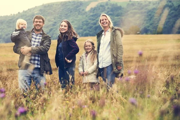 Familie tijd doorbrengen in de natuur — Stockfoto