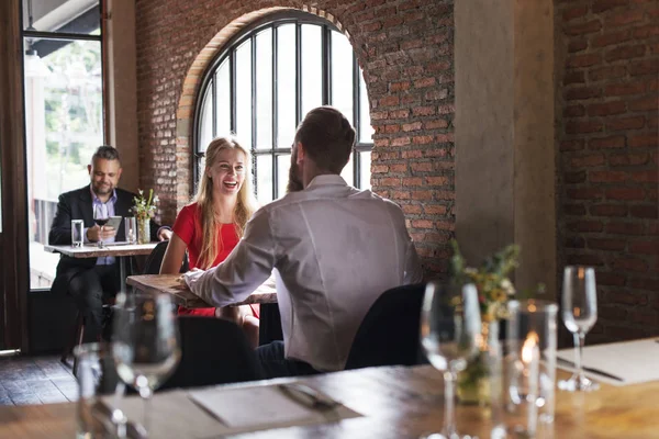 Koppel met romantisch afspraakje — Stockfoto