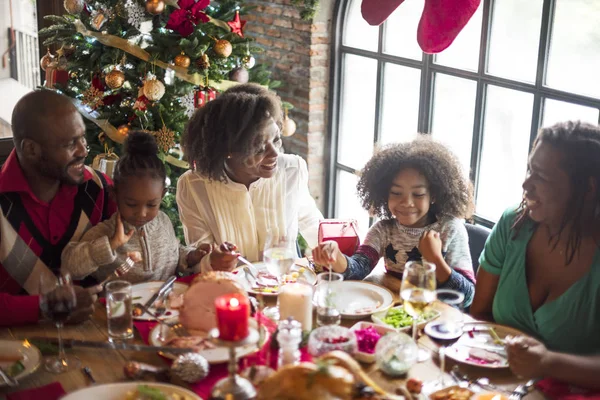 Famiglia che celebra la vigilia di Natale a casa — Foto Stock