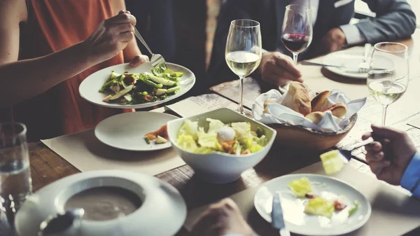 Gente Comer en restaurante — Foto de Stock