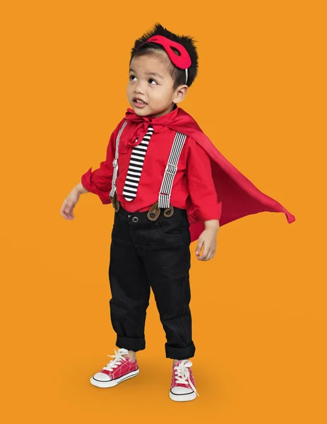 Маленький азіатський хлопчик в костюмі супергероя — стокове фото