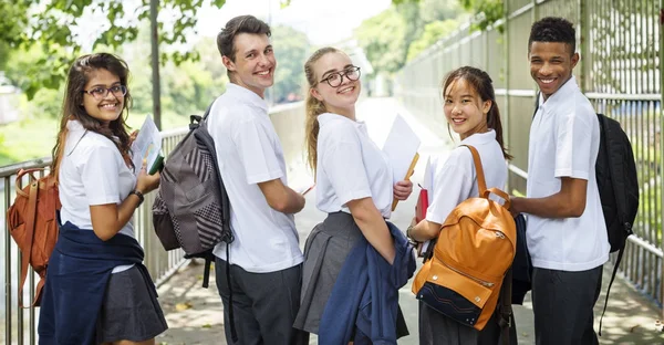 Разнообразные студенты в школьной форме — стоковое фото