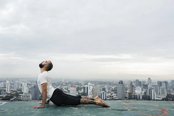 Man beoefenen van yoga — Stockfoto