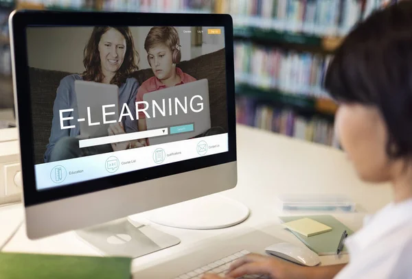 Student girl working with computer — Stock Photo, Image