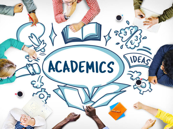 Бизнесмены, работающие над проектом
