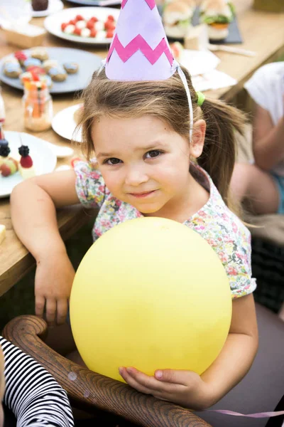 Niño feliz en la fiesta de cumpleaños — Foto de Stock