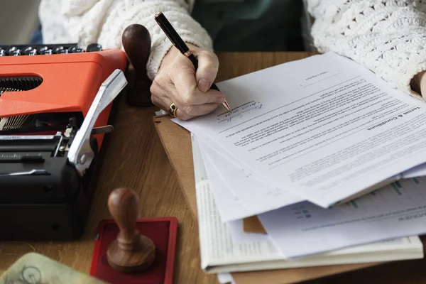 Vrouw schrijven op papier — Stockfoto