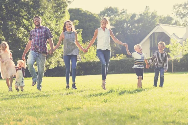 Grande famiglia all'aperto — Foto Stock