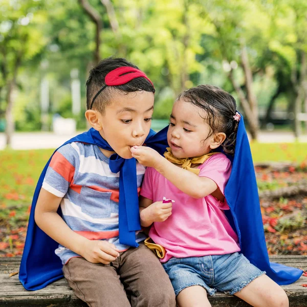 兄と妹の公園で — ストック写真