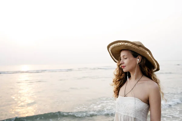 Mulher ouvindo música — Fotografia de Stock