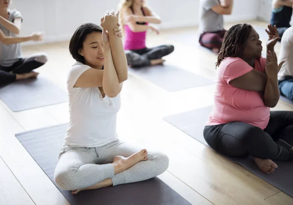 Människor gör joga — Stockfoto