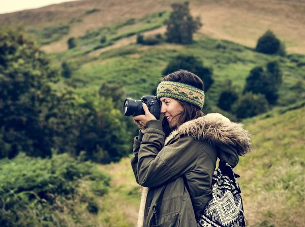 Junge Frau mit Fotokamera — Stockfoto