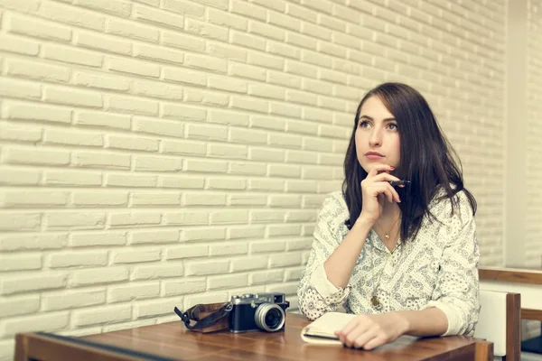 Mujer pensando en el café — Foto de Stock