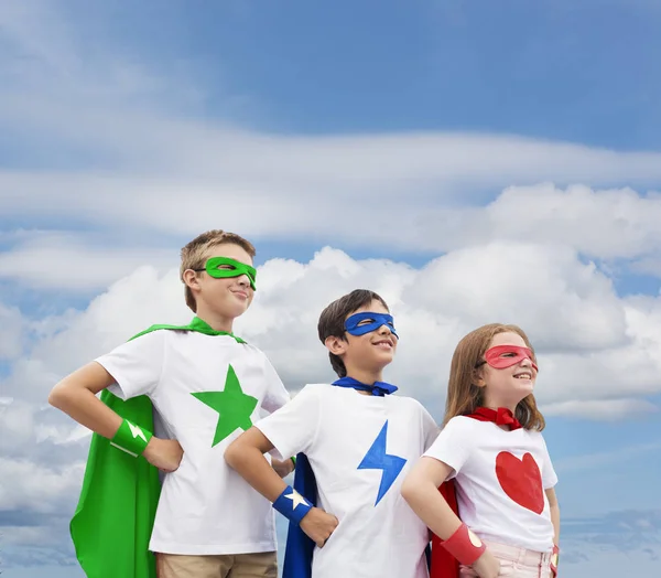 Gyerekek jelmezben szuperhősök — Stock Fotó