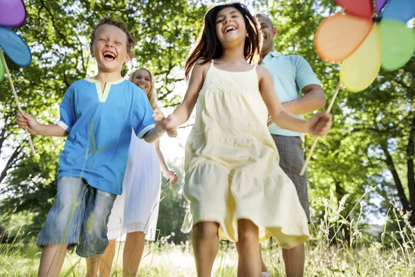 Familie verbringt Zeit miteinander — Stockfoto