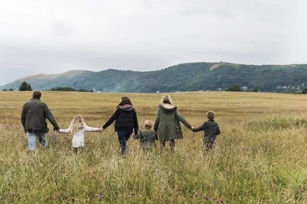 Familie wandelen in het veld — Stockfoto