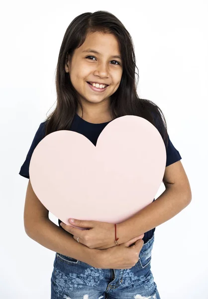 Menina segurando papel coração — Fotografia de Stock