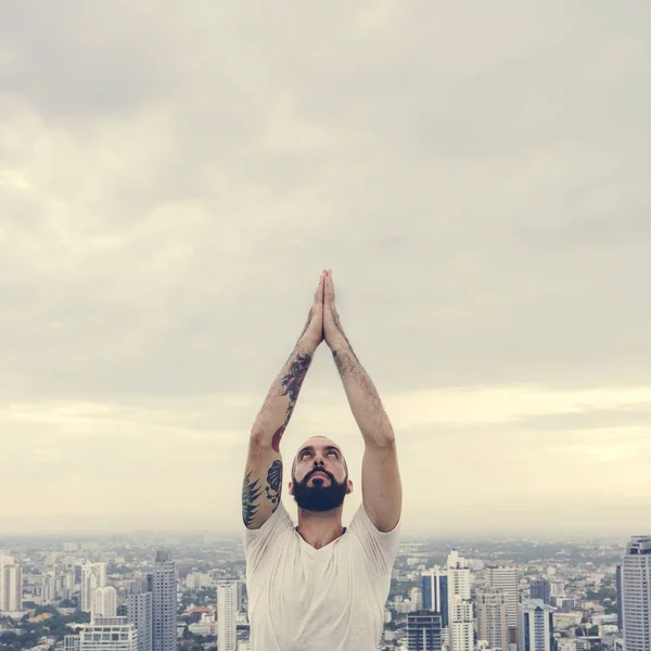 Uomo che pratica yoga — Foto Stock