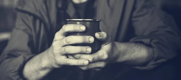 Homem segurando caneca com bebida quente — Fotografia de Stock