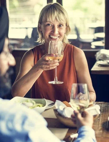 Geschäftsleute trinken Wein — Stockfoto