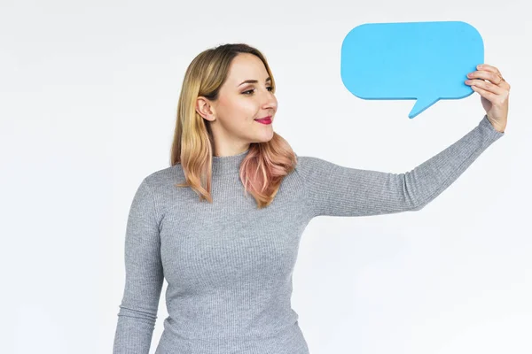 Mujer sosteniendo el habla burbuja — Foto de Stock