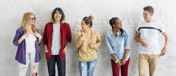 Studenter som kramas tillsammans — Stockfoto