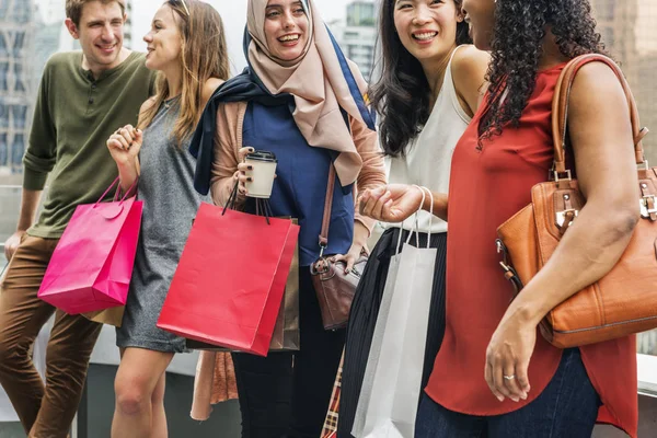 Vrolijke vrienden houden van boodschappentassen — Stockfoto