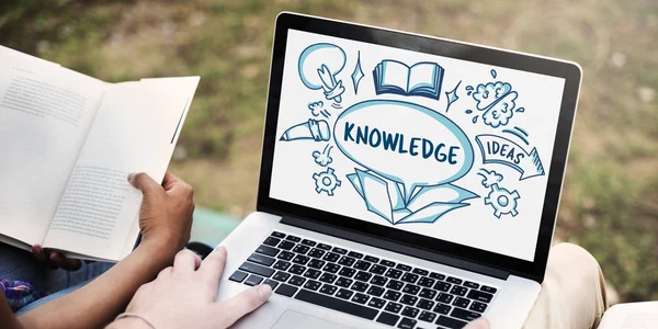 Students browsing laptop — Stock Photo, Image