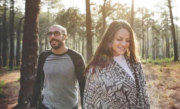 Casal jovem de viajantes — Fotografia de Stock