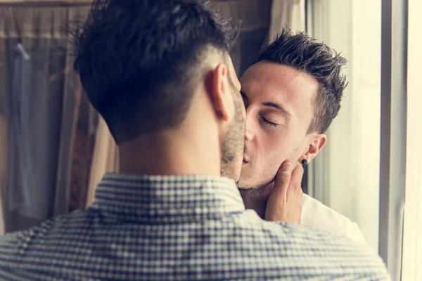 Beijando gay casal — Fotografia de Stock