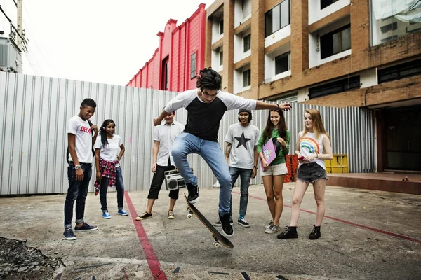 Diversos adolescentes se divertem — Fotografia de Stock