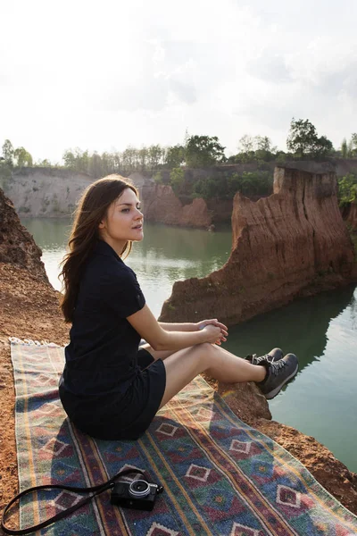 Mulher viajante sentado no Rock — Fotografia de Stock