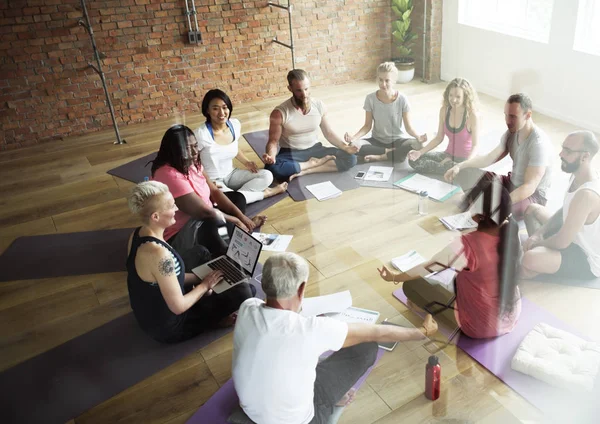 Joga yapan insanlar — Stok fotoğraf