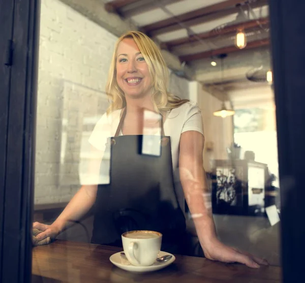 女性のバリスタのコーヒー ショップで働く — ストック写真
