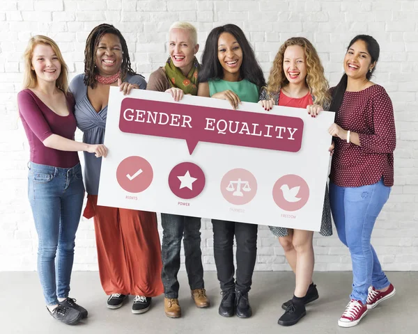 Diversidade mulheres detém cartaz — Fotografia de Stock