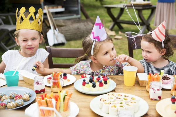 Niños en la fiesta de cumpleaños — Foto de Stock