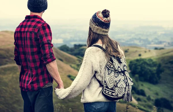 Jovem casal em montanhas — Fotografia de Stock