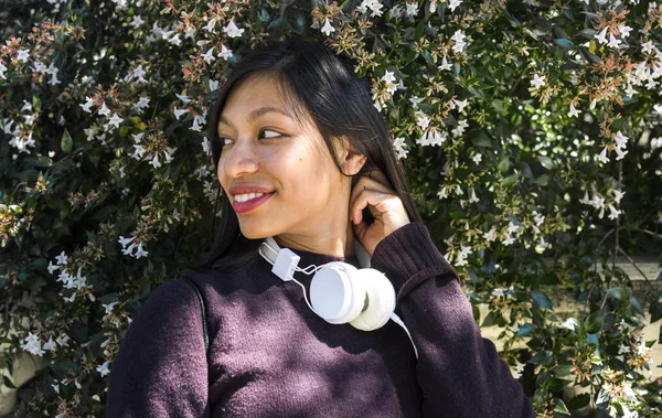 Hermosa mujer con auriculares —  Fotos de Stock