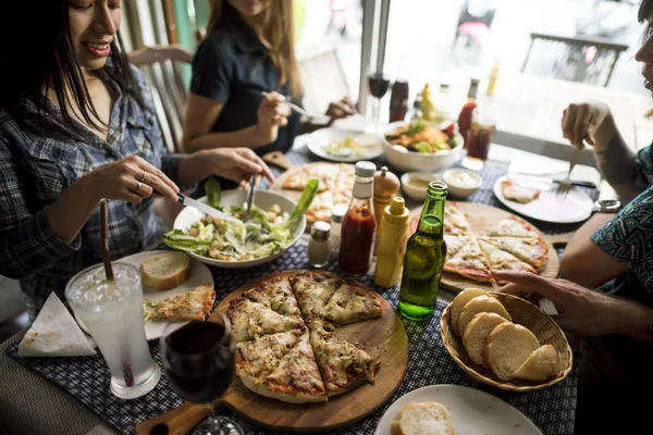 Amigos comiendo pizza —  Fotos de Stock