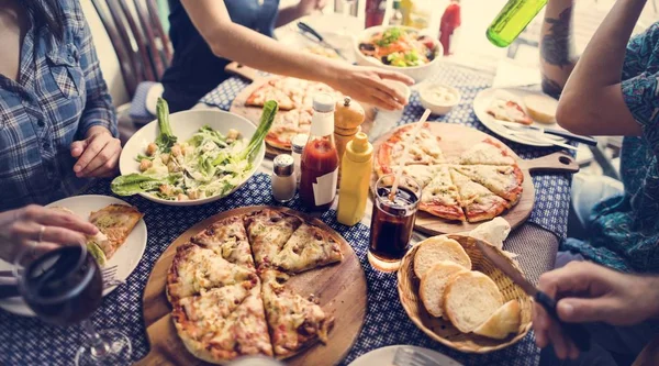 Amigos comiendo pizza —  Fotos de Stock